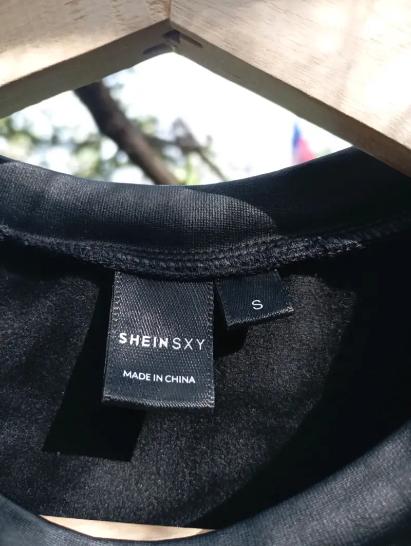 Blusa negra de cuero sintético con mangas abullonadas - 2