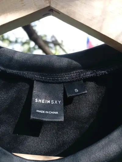 Blusa negra de cuero sintético con mangas abullonadas - miniatura 2