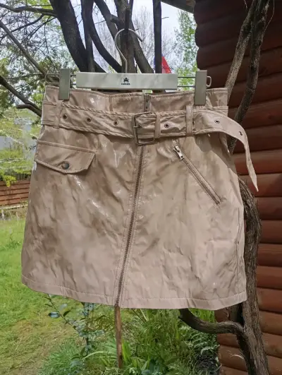 Falda beige con cinturón y cierre frontal - miniatura 1