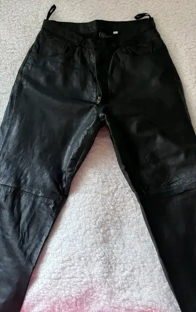 Pantalones de cuero negro y jeans grises para mujer - miniatura 1