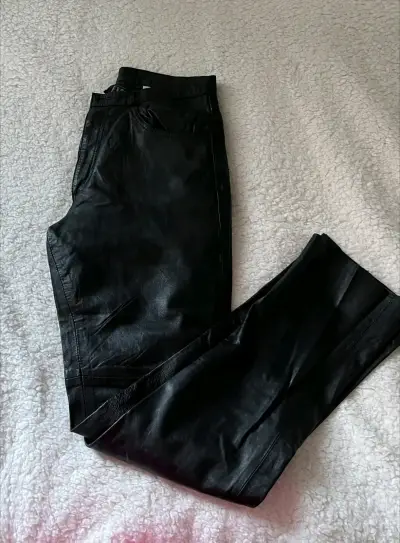 Pantalones de cuero negro y jeans grises para mujer - miniatura 2