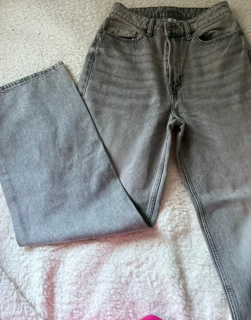 Pantalones de cuero negro y jeans grises para mujer - 4