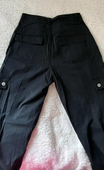 Pantalones de cuero negro y jeans grises para mujer - miniatura 5