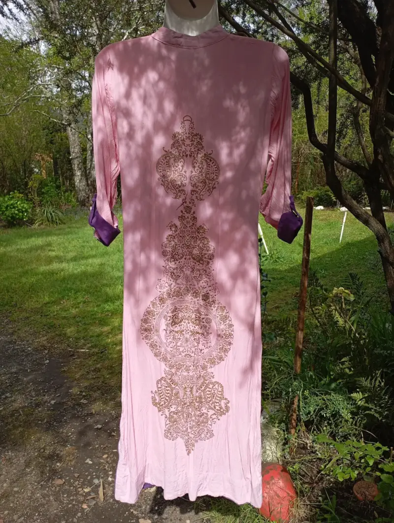 Vestido largo rosa con botones decorativos - 2