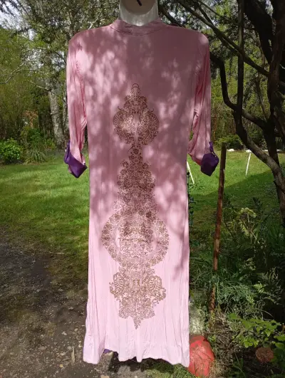 Vestido largo rosa con botones decorativos - miniatura 2