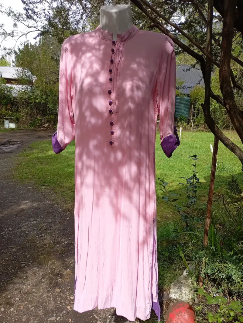 Vestido largo rosa con botones decorativos - 1