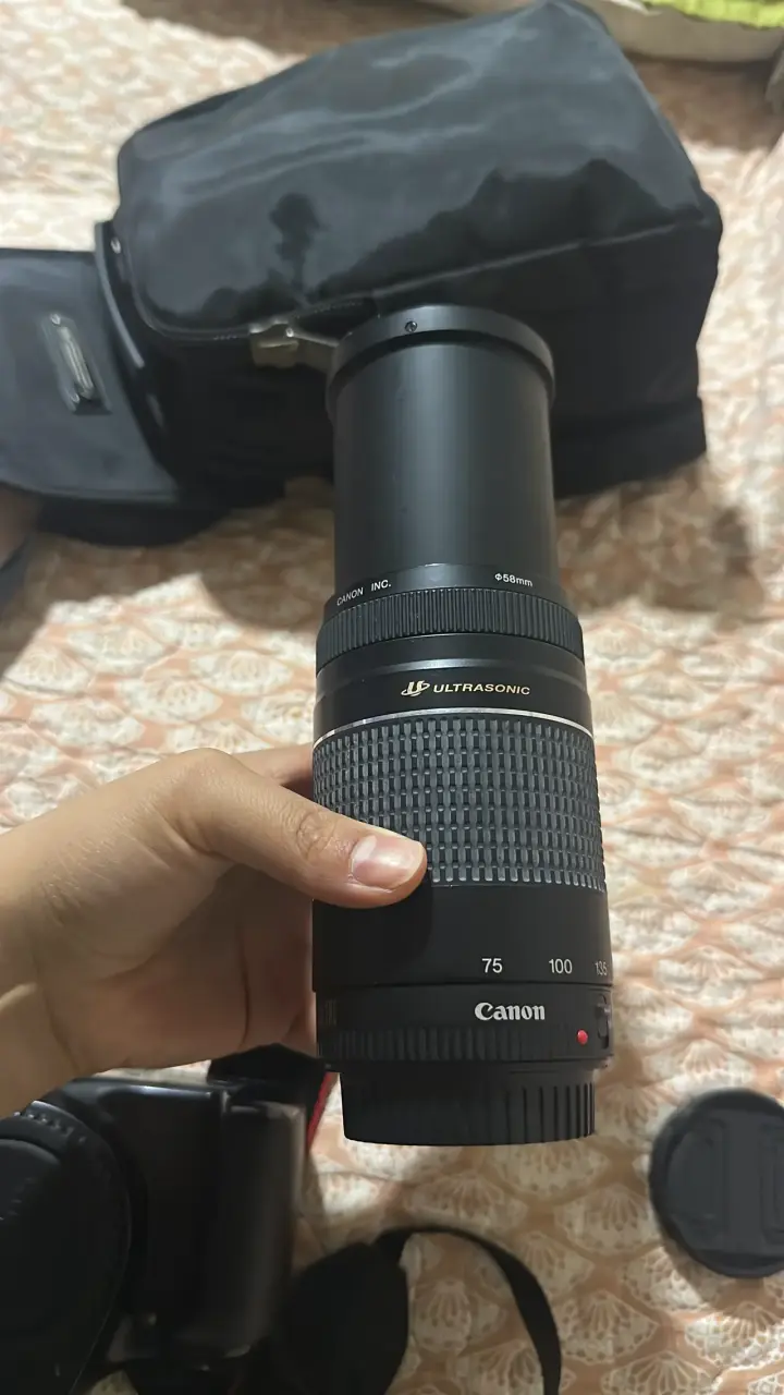 Cámara Canon EOS con lente 75-300mm y accesorios - 1
