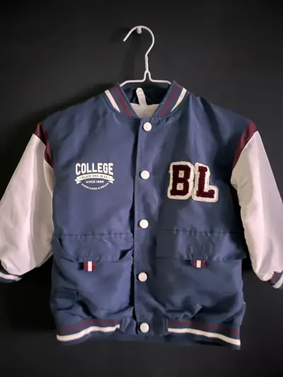 Chaqueta estilo varsity para niño azul y blanca - miniatura 1