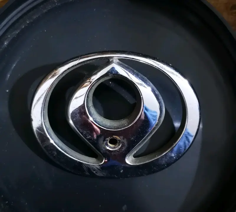 Emblema Mazda artis 323 - 1