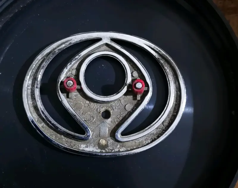 Emblema Mazda artis 323 - 2