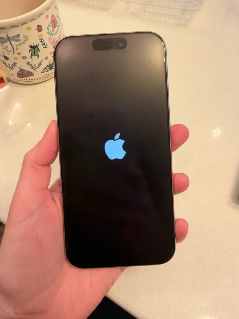 iPhone 15 Pro en excelente estado - 2