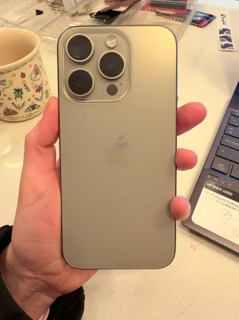 iPhone 15 Pro en excelente estado - 3