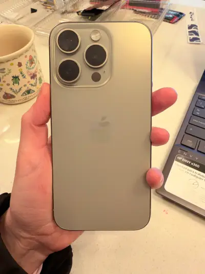 iPhone 15 Pro en excelente estado - miniatura 3