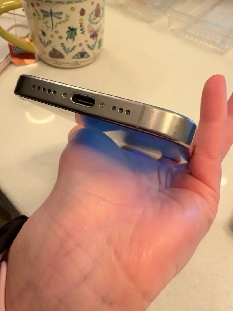 iPhone 15 Pro en excelente estado - 4