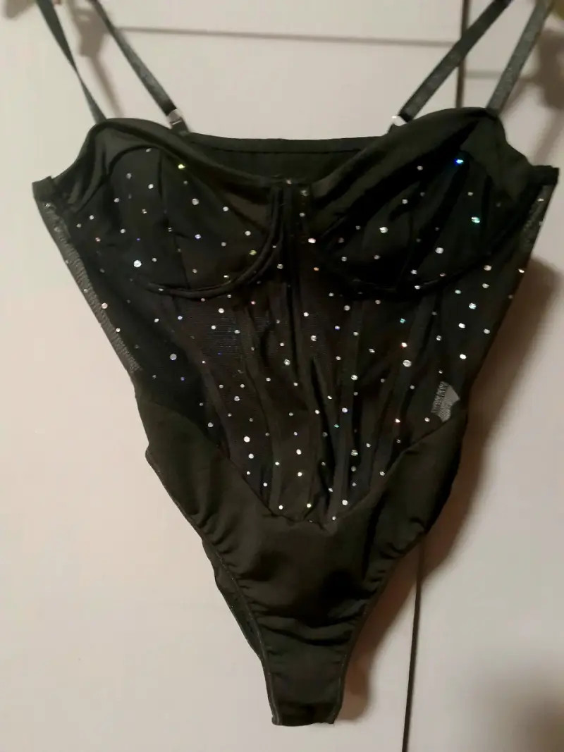 Body negro con lentejuelas brillantes - 1