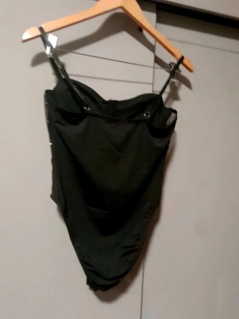 Body negro con lentejuelas brillantes - 6