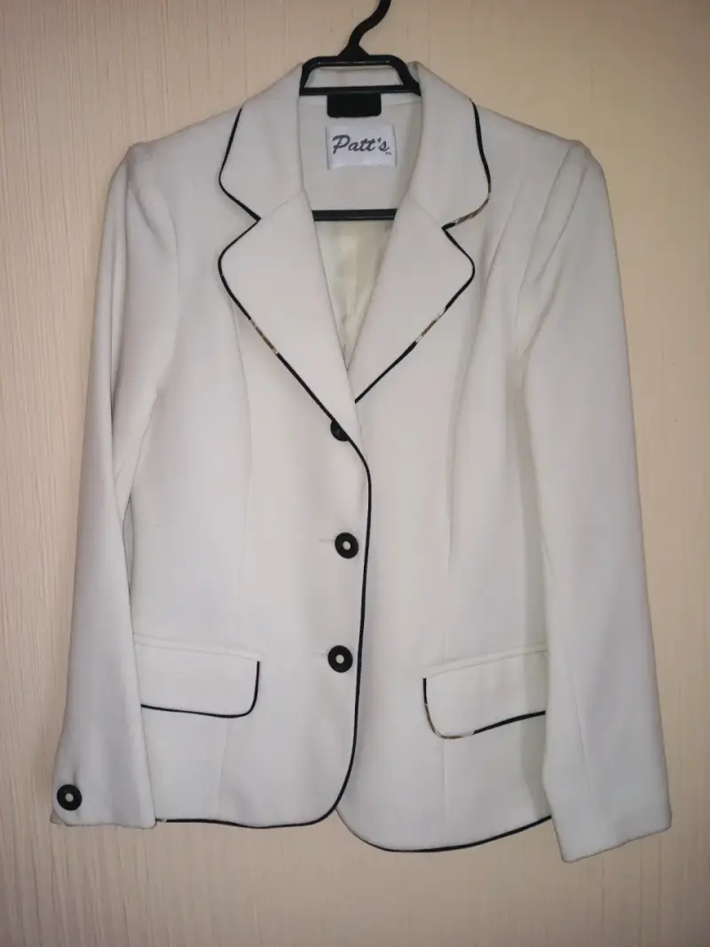 Blazer blanco para mujer con detalles negros - 1