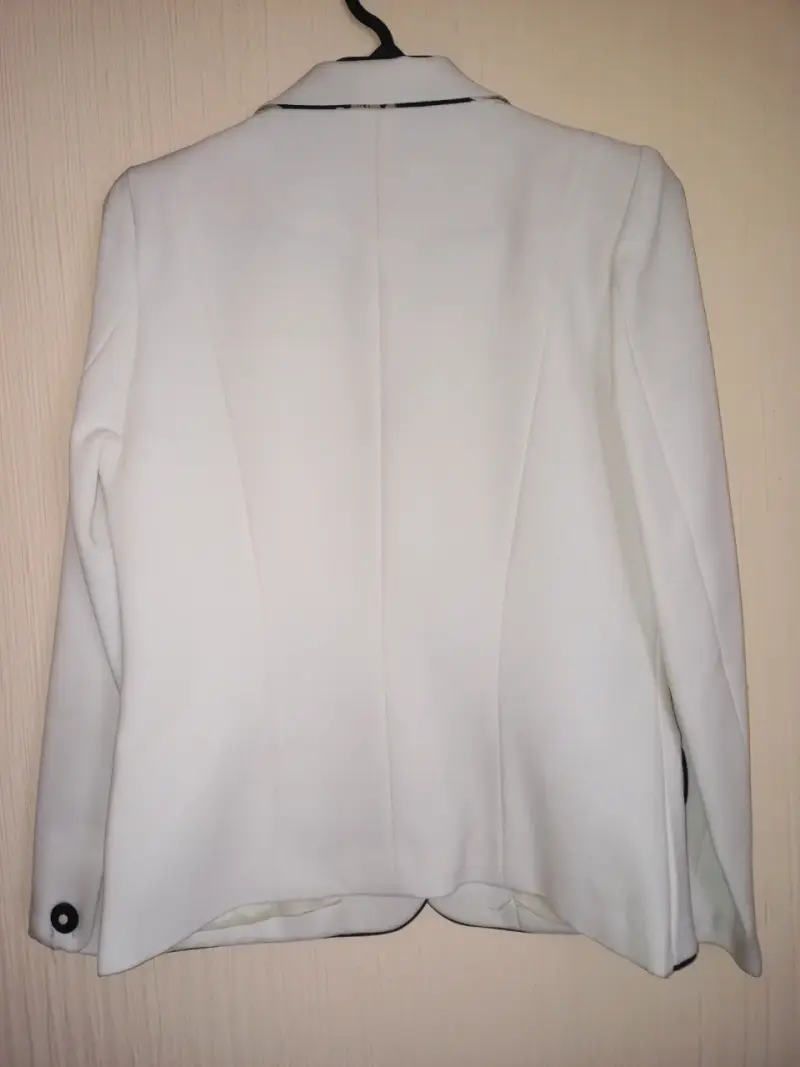 Blazer blanco para mujer con detalles negros - 2