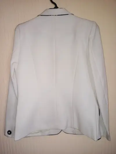 Blazer blanco para mujer con detalles negros - miniatura 2