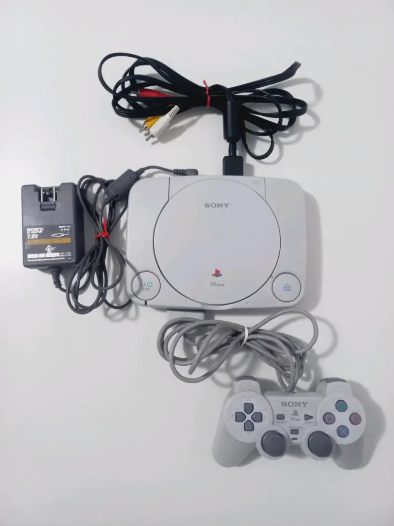 Consola Sony PS One con control y cables - 1