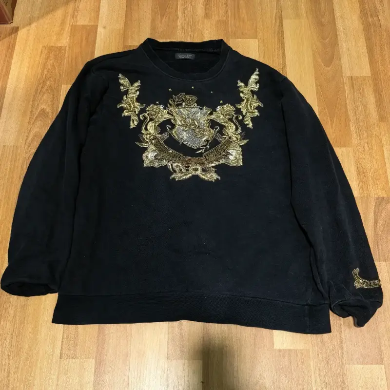 Polerón negro Zara Men con bordado dorado - 1