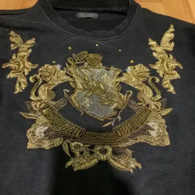 Polerón negro Zara Men con bordado dorado - miniatura 2