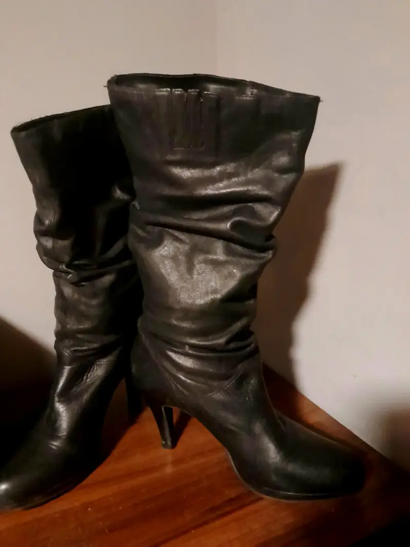 Botas de cuero negras con tacón alto