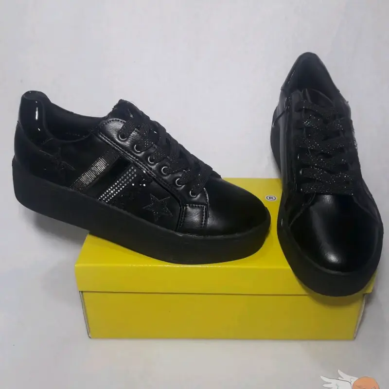 Zapatillas negras con plataforma y estrellas