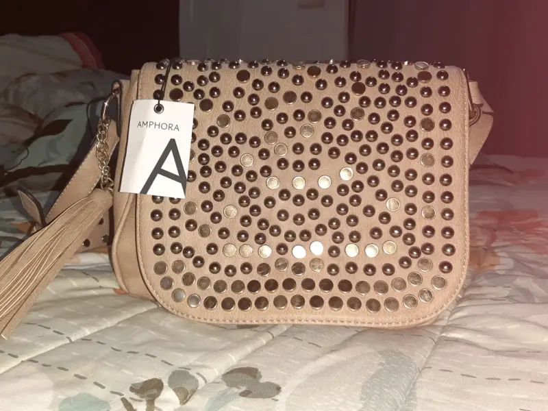 Cartera Amphora con tachas doradas - 1