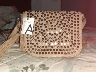 Cartera Amphora con tachas doradas - miniatura 1