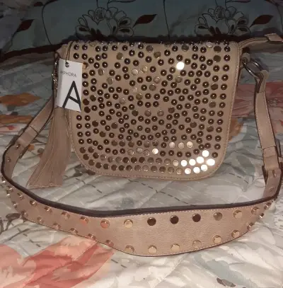 Cartera Amphora con tachas doradas - miniatura 2