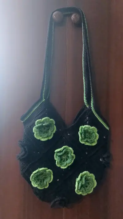 Bolso tejido a crochet con flores verdes - miniatura 1