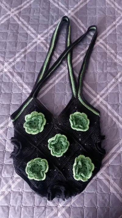 Bolso tejido a crochet con flores verdes - miniatura 4