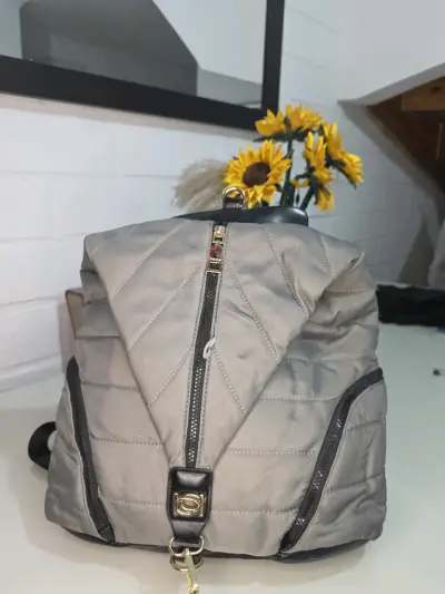 Mochila gris acolchada con detalles dorados Bebe - miniatura 1