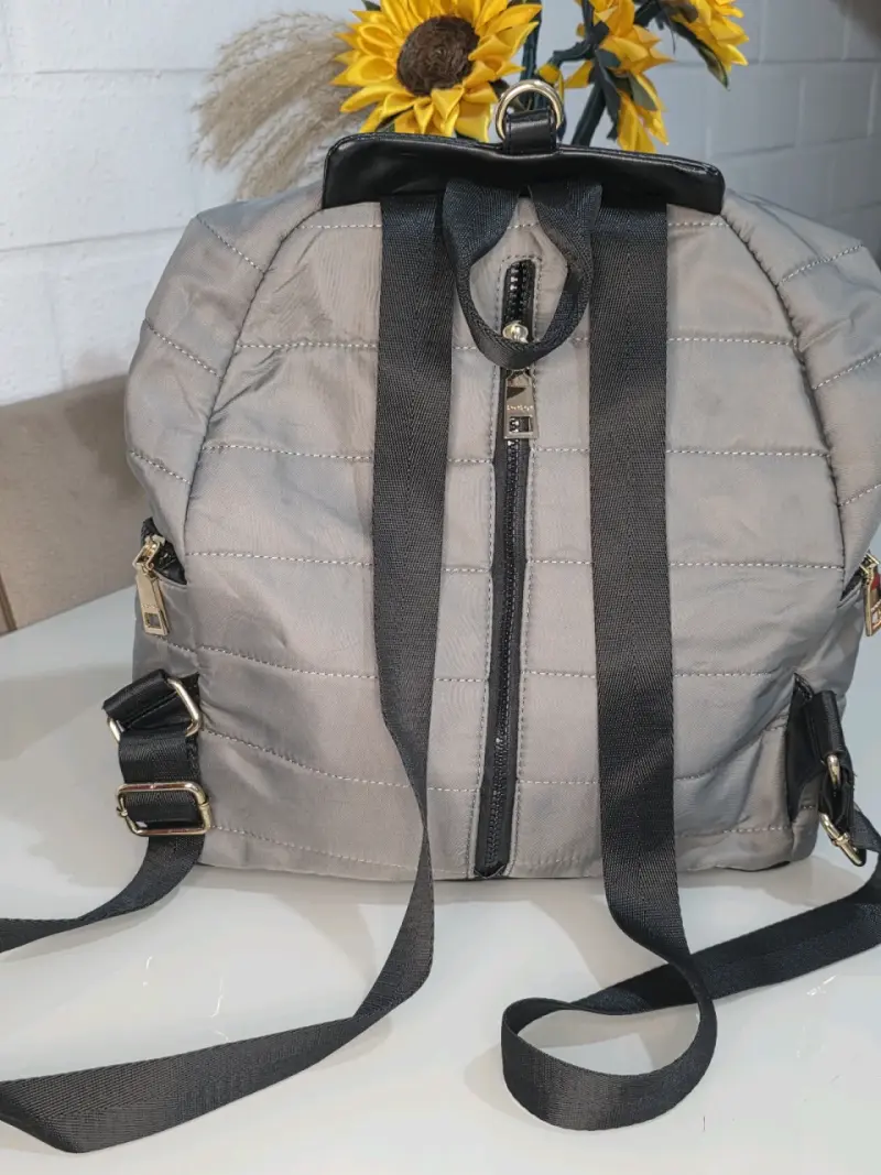 Mochila gris acolchada con detalles dorados Bebe - 2