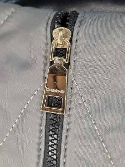 Mochila gris acolchada con detalles dorados Bebe - miniatura 3