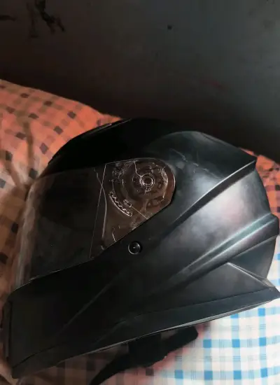 Casco de moto negro con visor transparente - miniatura 1