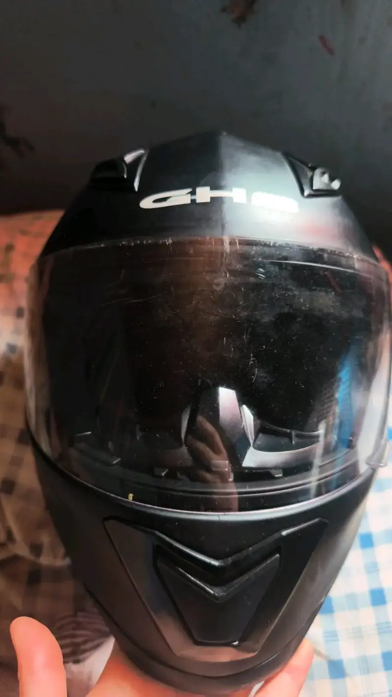 Casco de moto negro con visor transparente - 2