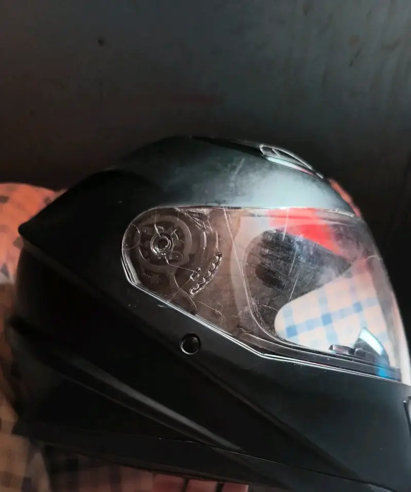 Casco de moto negro con visor transparente - 3