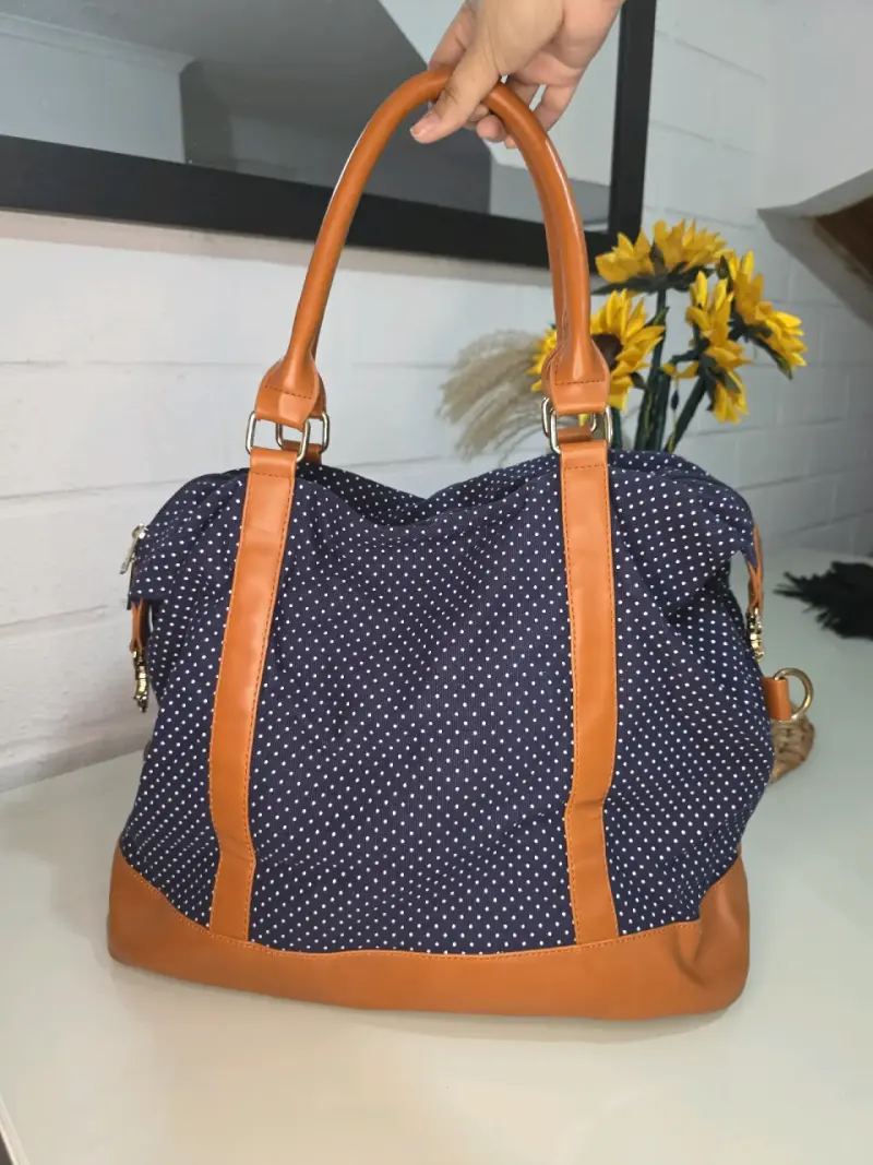 Bolso de mano azul con puntos y detalles marrones - 1