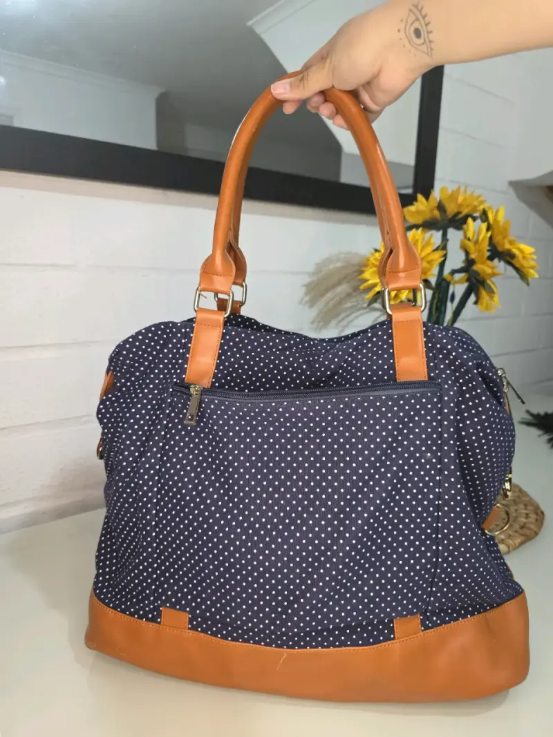 Bolso de mano azul con puntos y detalles marrones - 2