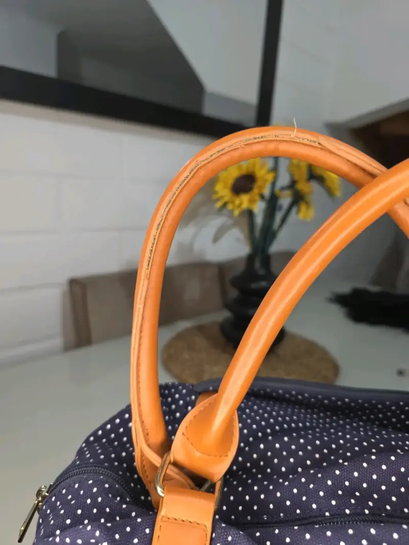 Bolso de mano azul con puntos y detalles marrones - 4