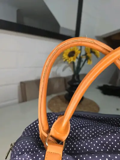 Bolso de mano azul con puntos y detalles marrones - miniatura 4