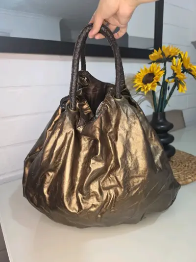 Bolso de mano dorado metálico elegante - miniatura 1
