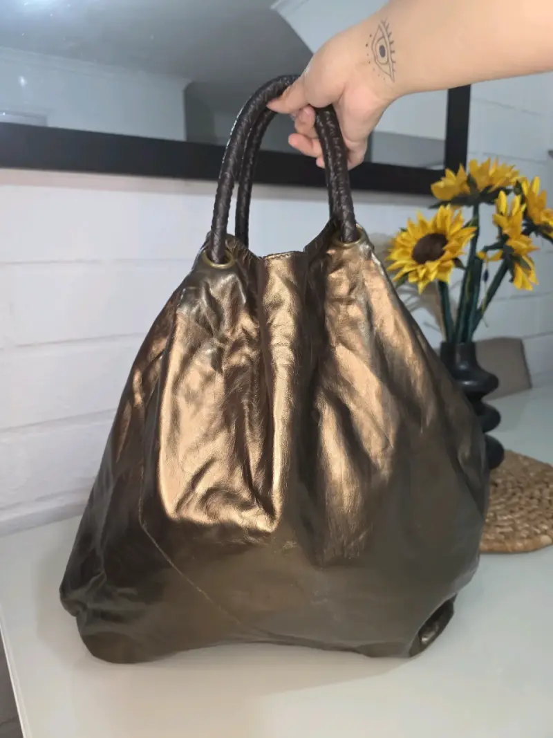 Bolso de mano dorado metálico elegante - 2