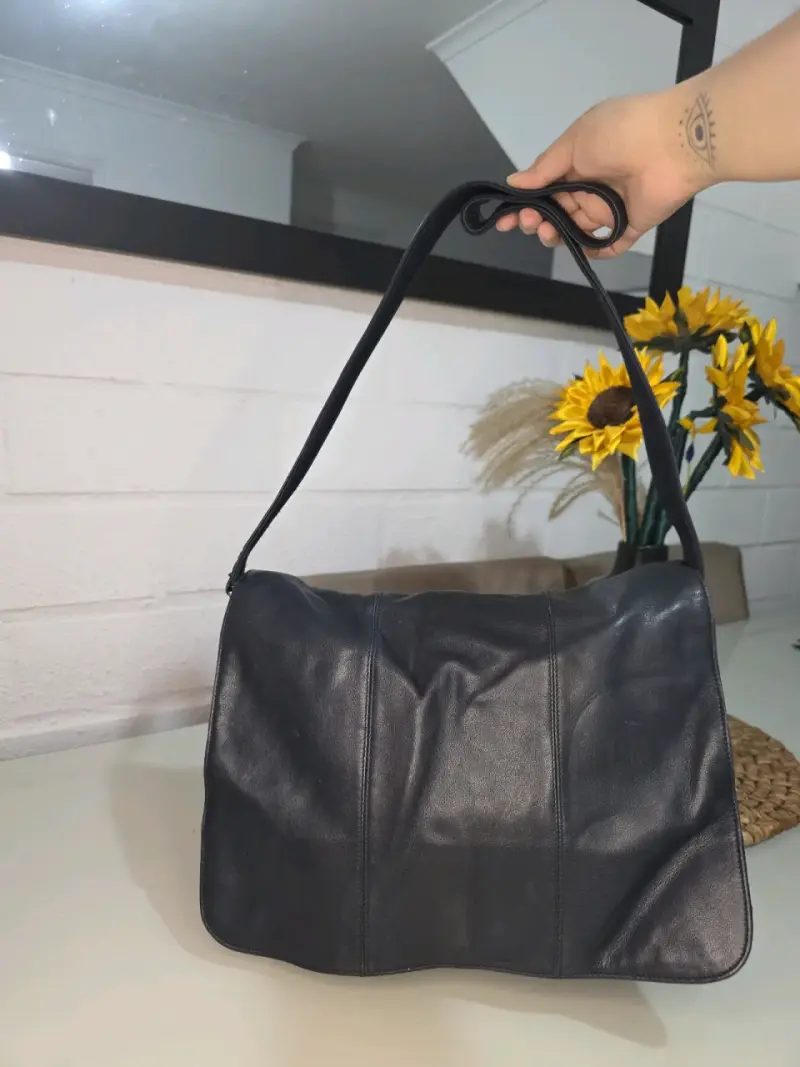Cartera de cuero negra con correa ajustable - 1