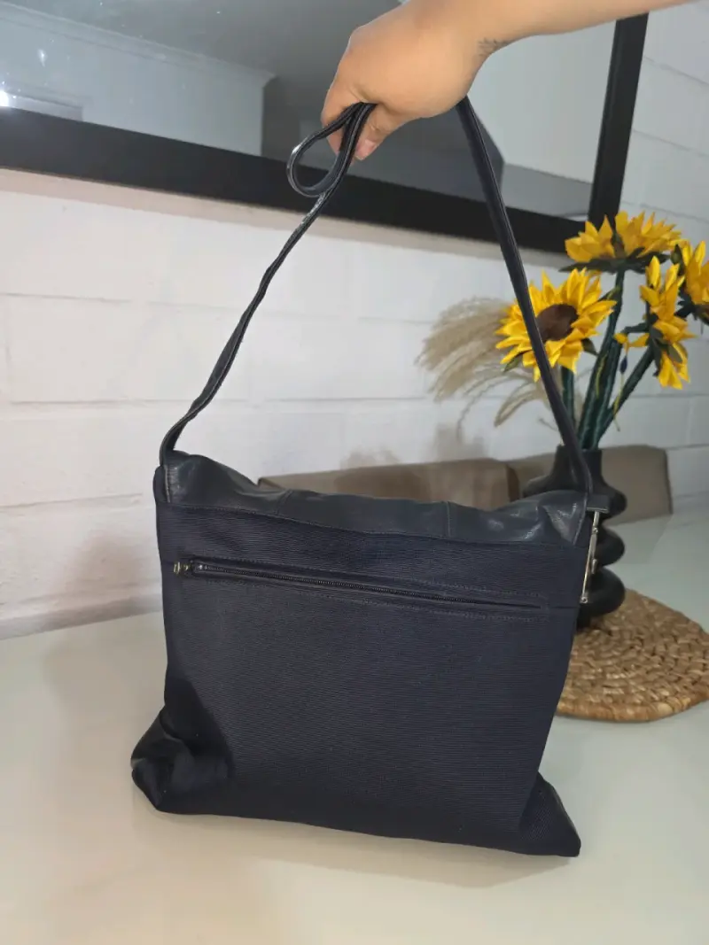 Cartera de cuero negra con correa ajustable - 2