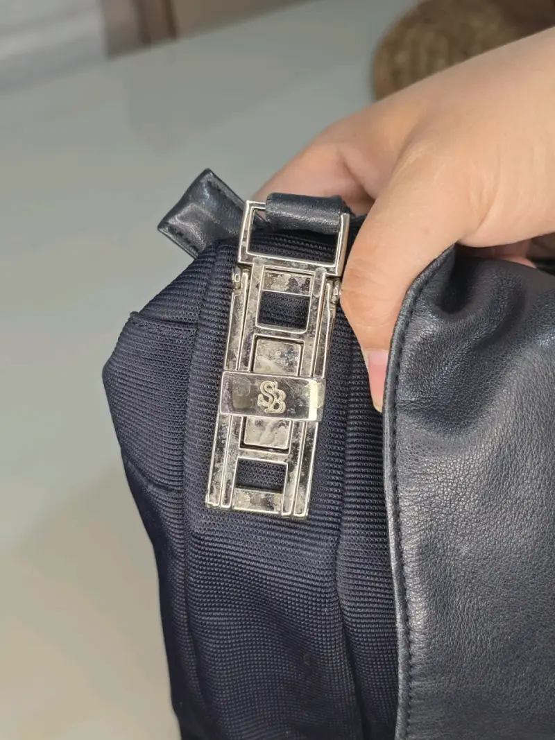 Cartera de cuero negra con correa ajustable - 3
