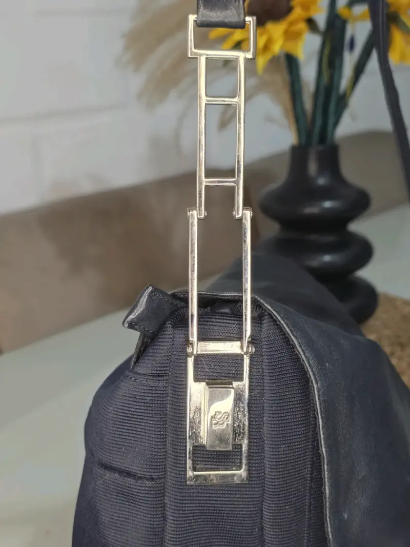 Cartera de cuero negra con correa ajustable - 4