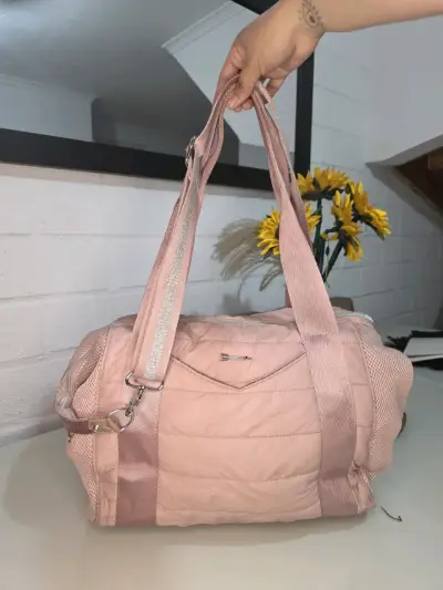 Bolso de viaje rosa acolchado con diseño moderno - miniatura 1